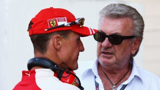 Willi Weber conversa con Michael Schumacher en 2009