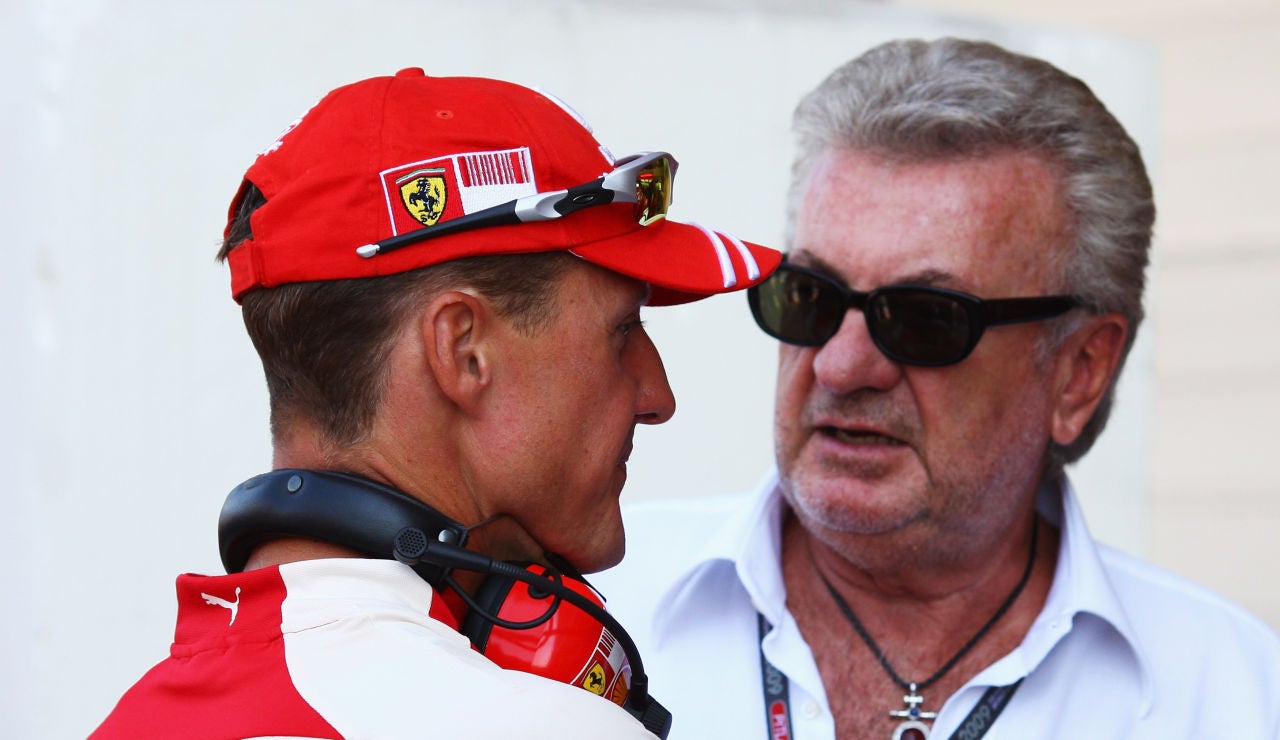 Willi Weber conversa con Michael Schumacher en 2009 Willi Weber conversa con Michael Schumacher en 2009