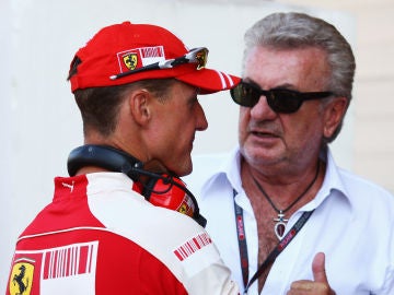 Willi Weber conversa con Michael Schumacher en 2009