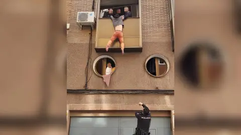El hombre colgando de la ventana El hombre colgando de la ventana