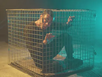 Hugo, enjaulado tras caer en una trampa Hugo, enjaulado tras caer en una trampa