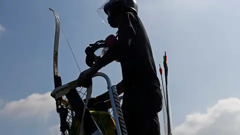 Los manifestantes utilizan arcos contra la Policía en Hong Kong Los manifestantes utilizan arcos contra la Policía en Hong Kong