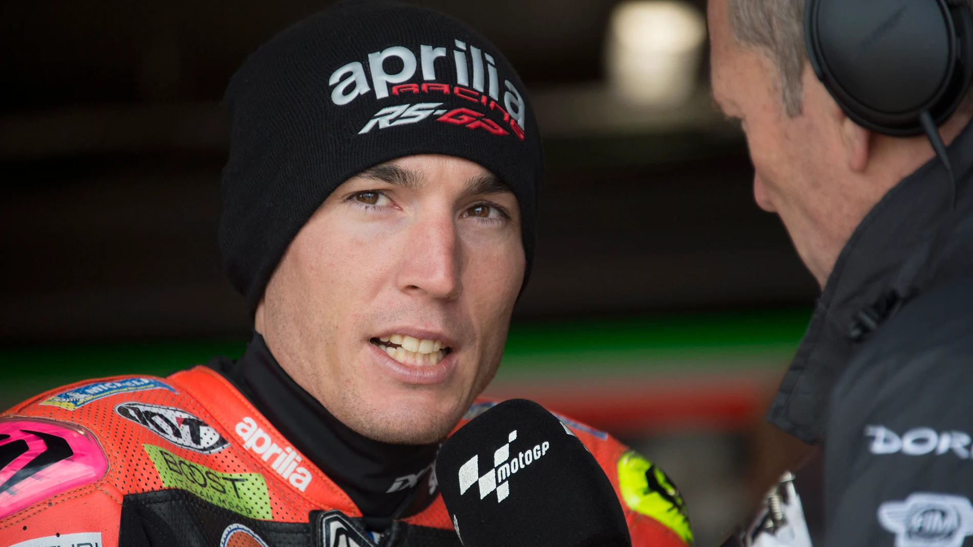 El piloto Aleix Espargaró atiende a los medios El piloto Aleix Espargaró atiende a los medios