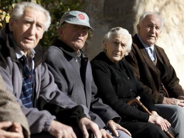 Un grupo de ancianos en un pueblo