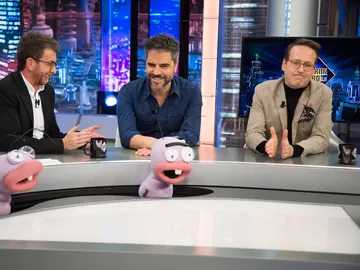 ¿Pizza o hamburgesa? Ernesto Sevilla y Joaquín Reyes, ante el divertido juego de '¿Qué prefieres que desaparezca?' ¿Pizza o hamburgesa? Ernesto Sevilla y Joaquín Reyes, ante el divertido juego de '¿Qué prefieres que desaparezca?'