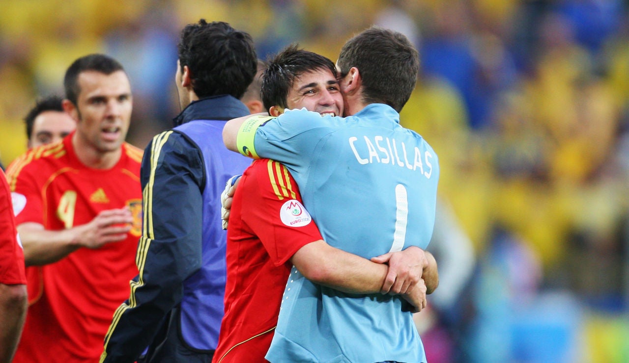 David Villa e Iker Casillas se abrazan tras una victoria de España David Villa e Iker Casillas se abrazan tras una victoria de España
