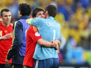 David Villa e Iker Casillas se abrazan tras una victoria de España