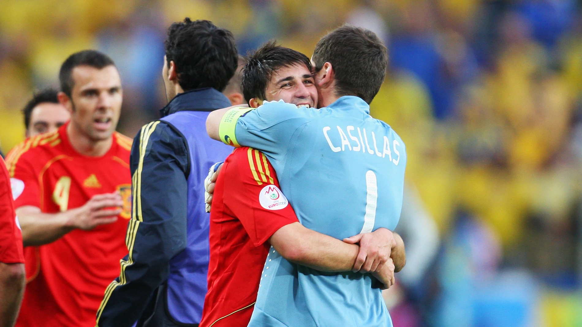 David Villa e Iker Casillas se abrazan tras una victoria de España David Villa e Iker Casillas se abrazan tras una victoria de España