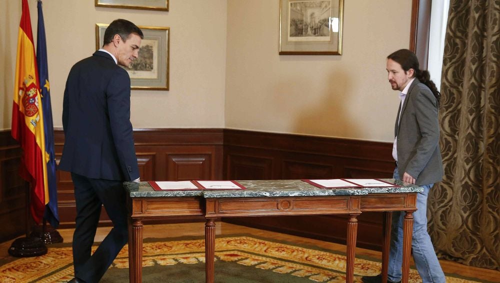 Pedro Sánchez y Pablo Iglesias escenifican la firma de un preacuerdo para gobernar en coalición