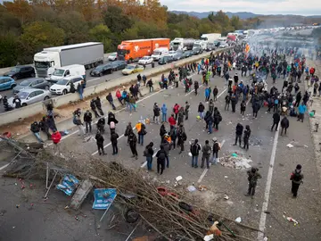 Centenares de personas continúan bloqueando la autopista AP-7 Centenares de personas continúan bloqueando la autopista AP-7