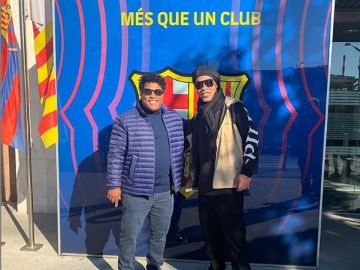 Ronaldinho junto con su hermano en el Camp Nou
