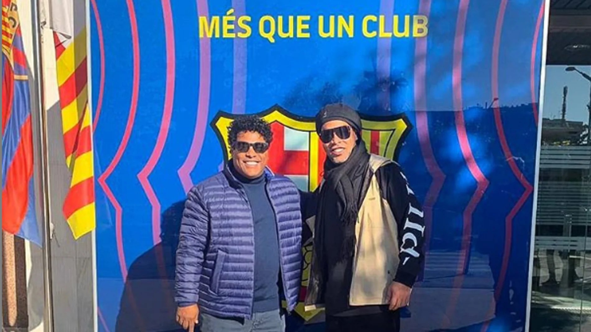 Ronaldinho junto con su hermano en el Camp Nou Ronaldinho junto con su hermano en el Camp Nou