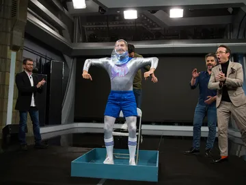 Marron presenta a 'Condon Man', el hombre que entra en un preservativo Marron presenta a 'Condon Man', el hombre que entra en un preservativo