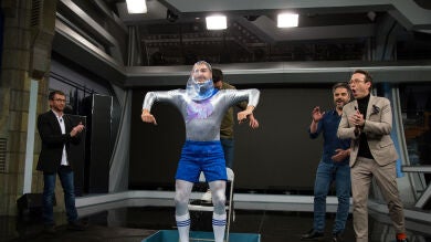 Marron presenta en 'El Hormiguero 3.0' a 'Condon Man', el hombre que entra en un preservativo