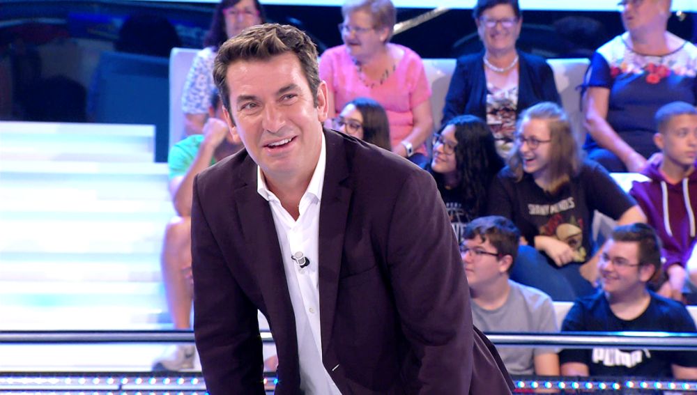 El ataque de risa de Arturo Valls al descubrir cómo se despierta un espectador... ¡que se había quedado dormido!