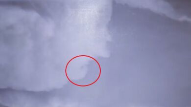 Un ola gigante en Nazaré engulle durante un minuto al surfista Pedro Scooby