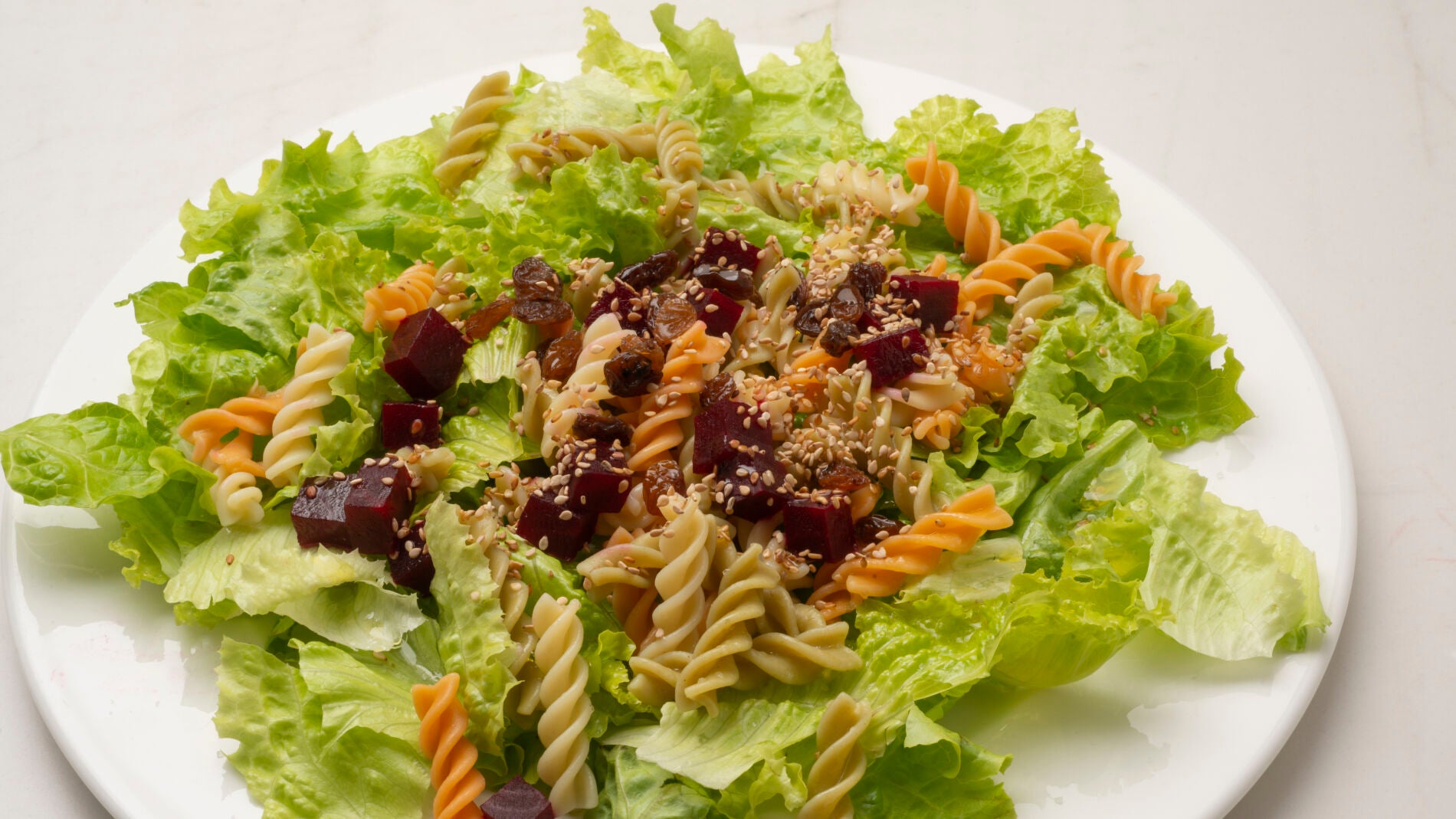 Ensalada de pasta y remolacha