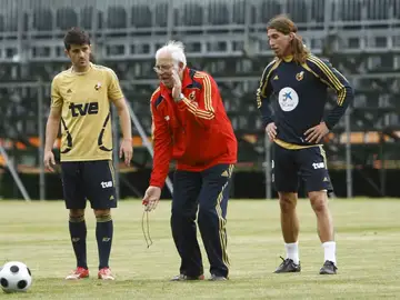 Sergio Ramos repasa su trayectoria en la Selección Española: "El que más me marcó en su día fue Luis Aragonés, necesitábamos un padre en el fútbol" Sergio Ramos repasa su trayectoria en la Selección Española: "El que más me marcó en su día fue Luis Aragonés, necesitábamos un padre en el fútbol"