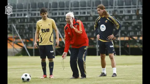 Sergio Ramos repasa su trayectoria en la Selección Española: "El que más me marcó en su día fue Luis Aragonés, necesitábamos un padre en el fútbol" Sergio Ramos repasa su trayectoria en la Selección Española: "El que más me marcó en su día fue Luis Aragonés, necesitábamos un padre en el fútbol"