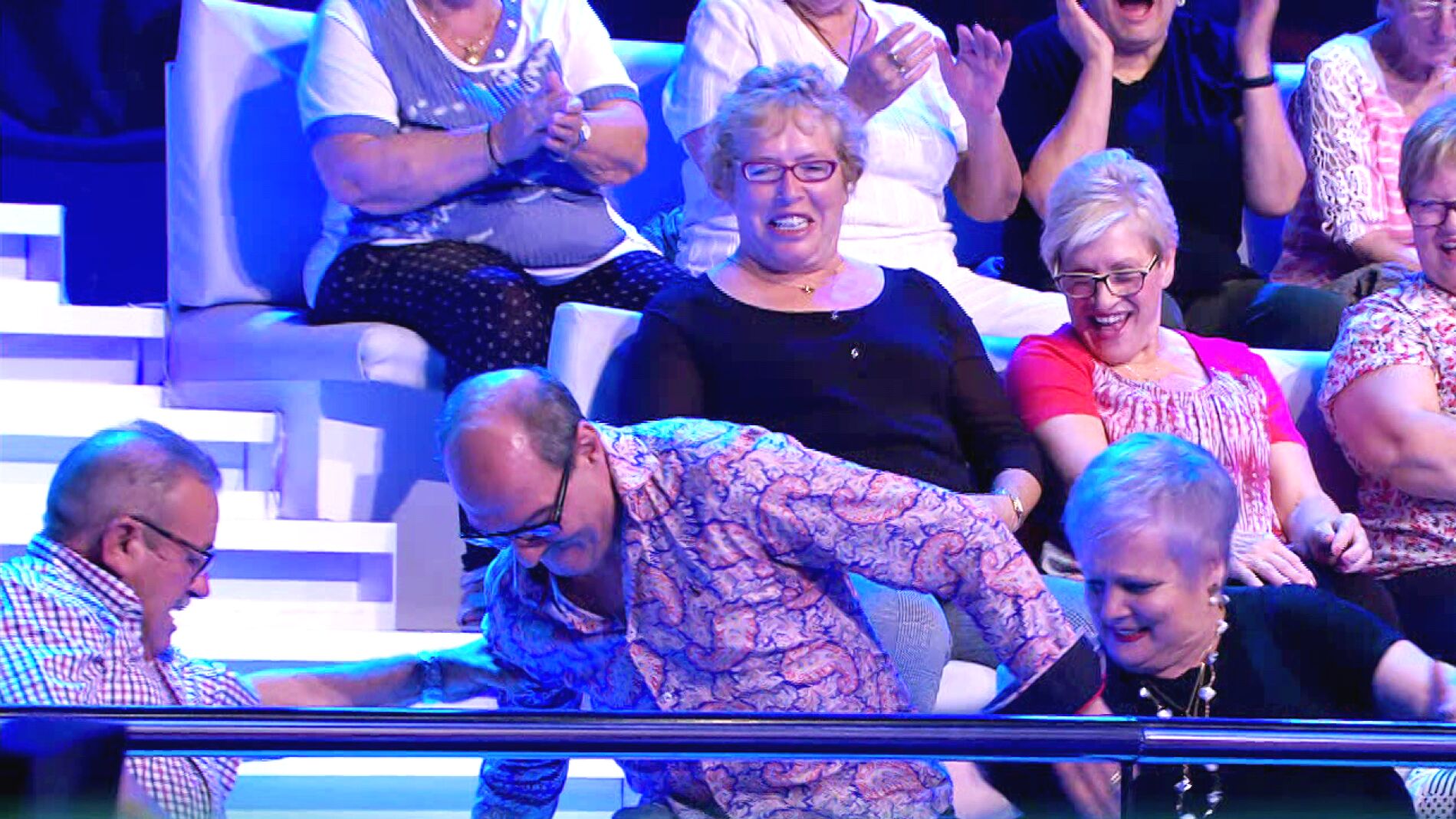 ¡Casi acaba en el suelo!: El tropezón del bailarín espontáneo de '¡Ahora caigo!'