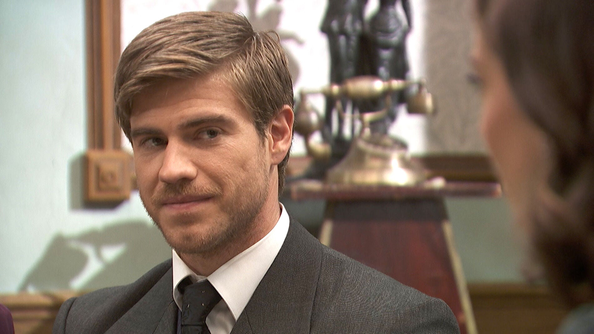 Adolfo llega a La Casona y se enfrenta a las hermanas Soloz&aacute;bal