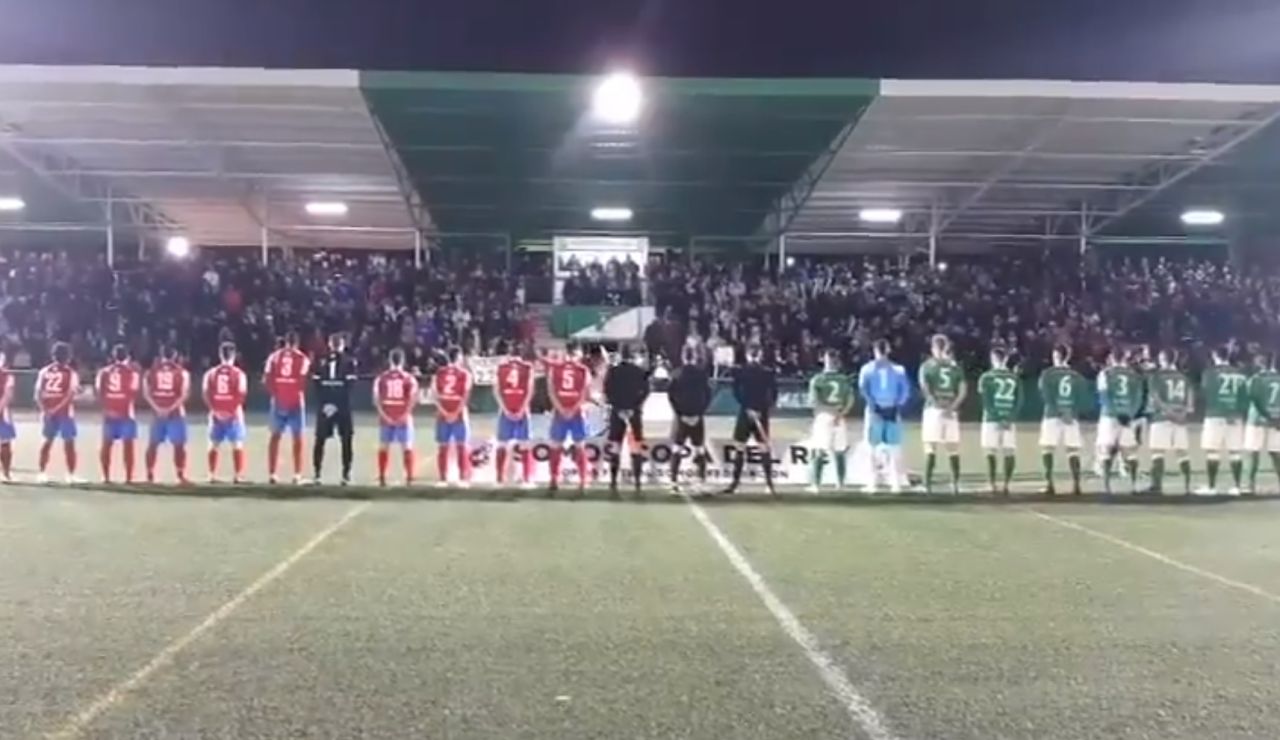 Momento en el que suena el himno de Pemán en el campo de El Álamo Momento en el que suena el himno de Pemán en el campo de El Álamo