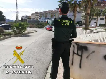 Agente de la Guardia Civil. Agente de la Guardia Civil.