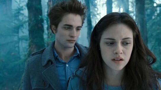 Kristen Stewart y Robert Pattinson en 'Crep&uacute;sculo'