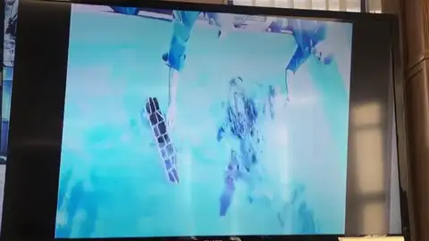 El simulacro en el que se lastró a una buceadora para ejemplificar cómo hizo 'El Chicle' con el cuerpo de Diana Quer El simulacro en el que se lastró a una buceadora para ejemplificar cómo hizo 'El Chicle' con el cuerpo de Diana Quer