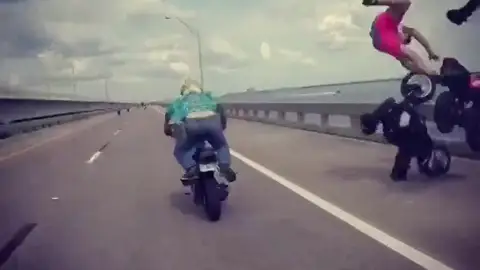 Una serie de imprudencias de varios motoristas provoca un impactante accidente en un puente Una serie de imprudencias de varios motoristas provoca un impactante accidente en un puente
