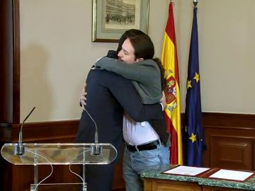 El abrazo entre Sánchez e Iglesias como "vacuna frente a la extrema derecha"