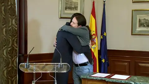 El abrazo entre Sánchez e Iglesias como "vacuna frente a la extrema derecha" El abrazo entre Sánchez e Iglesias como "vacuna frente a la extrema derecha"