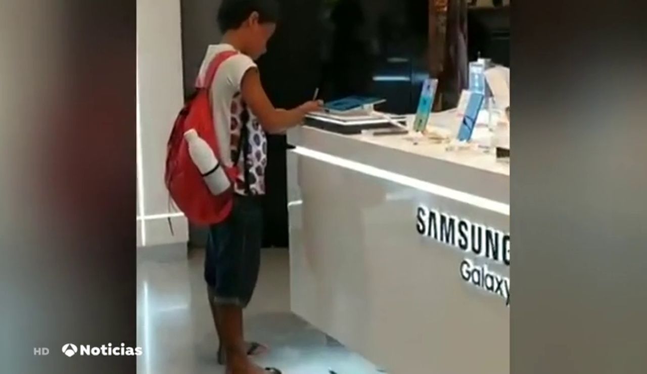 Una compañía le regala dos tablets a un niño que realizaba sus deberes en una tienda de electrónica Una compañía le regala dos tablets a un niño que realizaba sus deberes en una tienda de electrónica