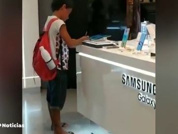 Una compañía le regala dos tablets a un niño que realizaba sus deberes en una tienda de electrónica