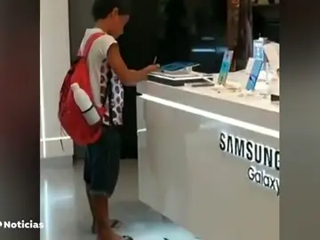 Una compañía le regala dos tablets a un niño que realizaba sus deberes en una tienda de electrónica Una compañía le regala dos tablets a un niño que realizaba sus deberes en una tienda de electrónica