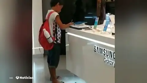 Una compañía le regala dos tablets a un niño que realizaba sus deberes en una tienda de electrónica Una compañía le regala dos tablets a un niño que realizaba sus deberes en una tienda de electrónica