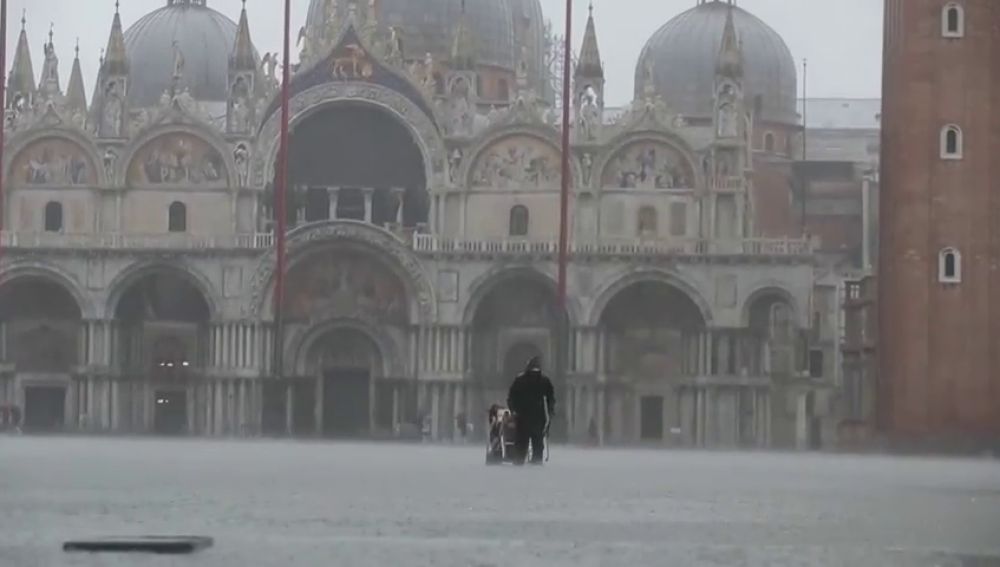 La marea alta obliga a cerrar la Plaza de San Marco