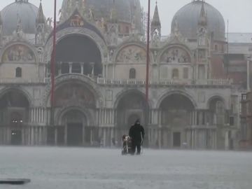 La marea alta obliga a cerrar la Plaza de San Marco