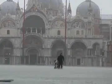 La marea alta obliga a cerrar la Plaza de San Marco La marea alta obliga a cerrar la Plaza de San Marco