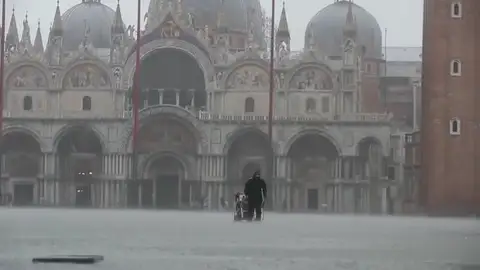 La marea alta obliga a cerrar la Plaza de San Marco La marea alta obliga a cerrar la Plaza de San Marco