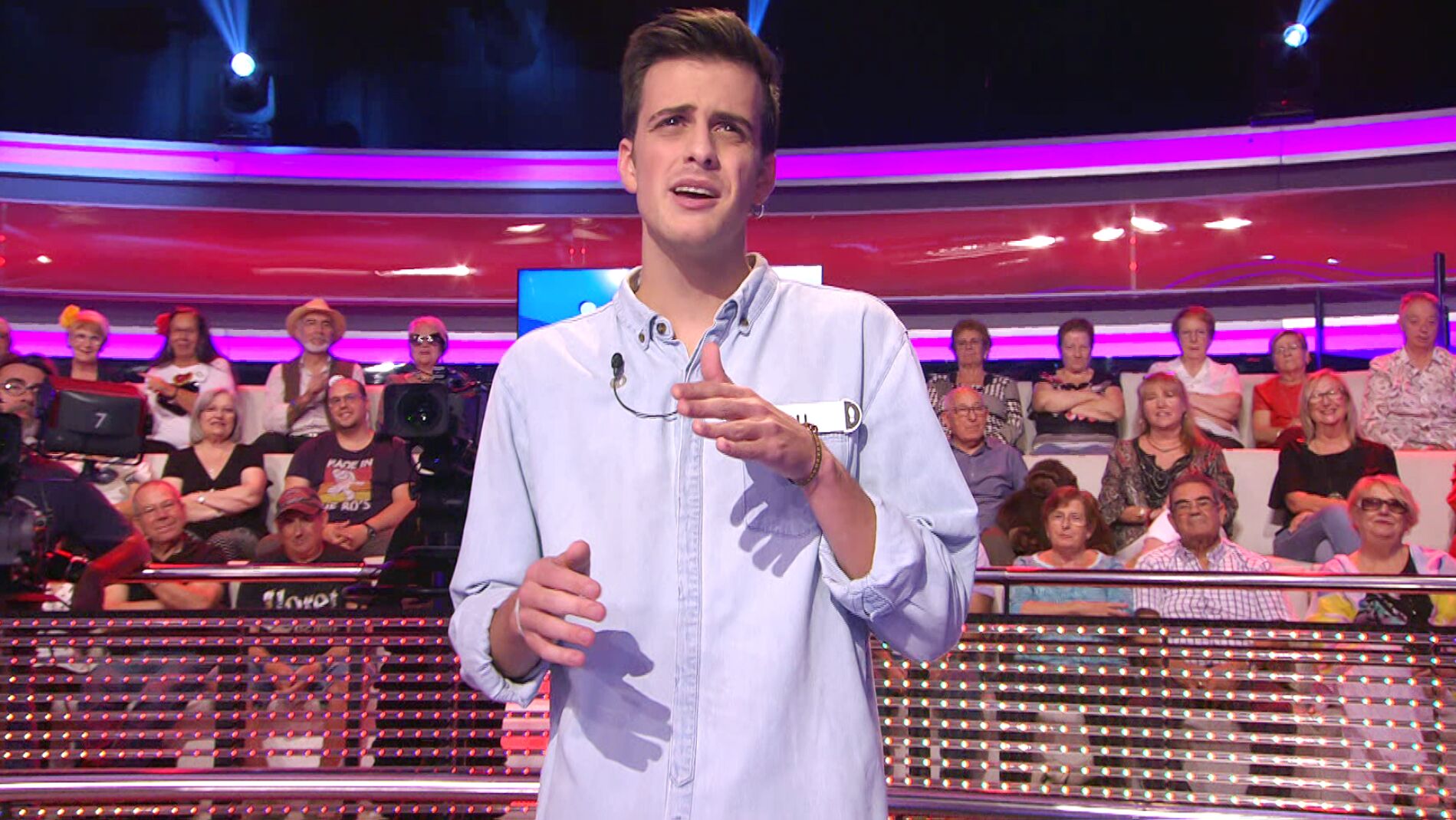 Edu llena de buen rollo '&iexcl;Ahora caigo!' con una canci&oacute;n "cachondita" compuesta por &eacute;l mismo