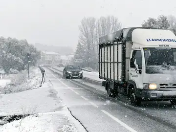 Varios vehículos circulan bajo la nieve en el municipio leonés de Riello en una imagen de archivo Varios vehículos circulan bajo la nieve en el municipio leonés de Riello en una imagen de archivo