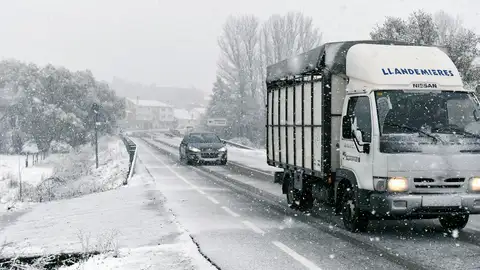 Varios vehículos circulan bajo la nieve en el municipio leonés de Riello en una imagen de archivo Varios vehículos circulan bajo la nieve en el municipio leonés de Riello en una imagen de archivo