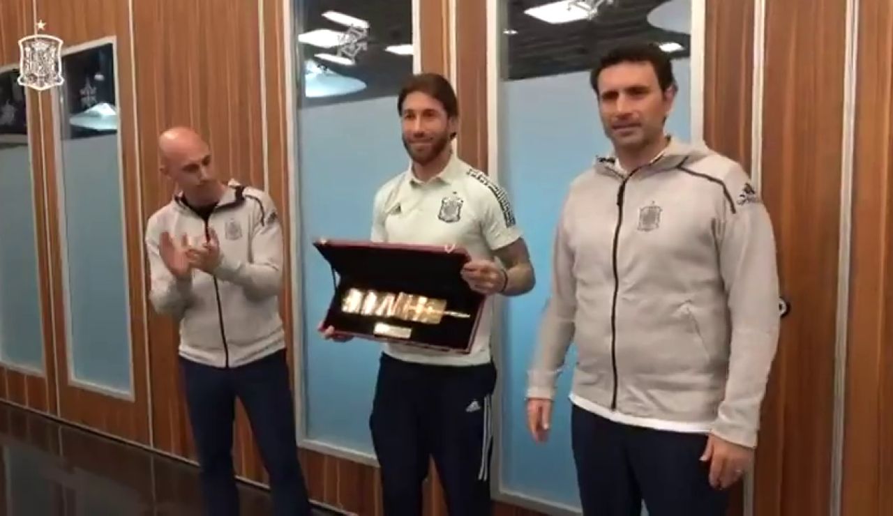 Sergio Ramos recibe el brazalete de oro como 'gran capitán' de la selección española Sergio Ramos recibe el brazalete de oro como 'gran capitán' de la selección española