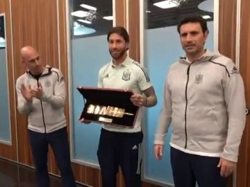 Sergio Ramos recibe el brazalete de oro como 'gran capitán' de la selección española