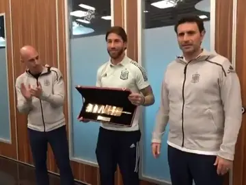 Sergio Ramos recibe el brazalete de oro como 'gran capitán' de la selección española Sergio Ramos recibe el brazalete de oro como 'gran capitán' de la selección española
