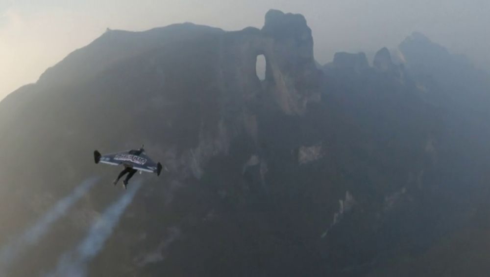 Dos hombres-voladores atraviesan volando la 'Puerta del Cielo' en China