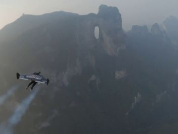 Dos hombres-voladores atraviesan volando la 'Puerta del Cielo' en China