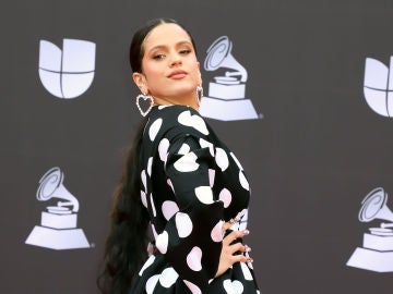 Rosalía durante la alfombra roja de los Grammys Latinos 2019