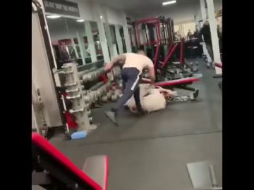 Salvaje pelea a vida o muerte en un gimnasio, se atacan hasta con la barra de las pesas